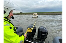 Opvarenden van lekgeslagen sloep gered bij Wijdenes