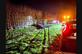 Auto met twee inzittenden te water langs Hornweg in Hem