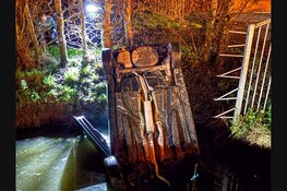 Auto met twee inzittenden te water langs Hornweg in Hem