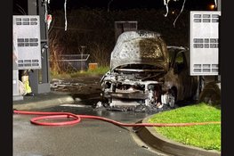 Auto vat vlam en raakt volledig verwoest bij McDonalds in Enkhuizen