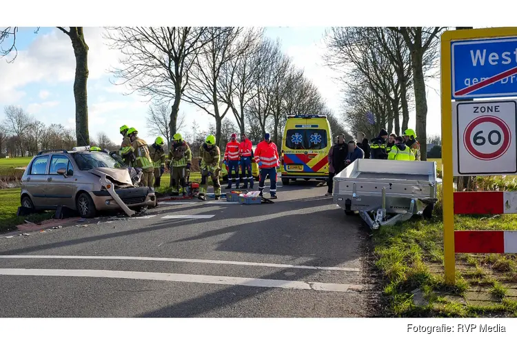 Automobiliste botst frontaal op los geschoten aanhanger in Westwoud