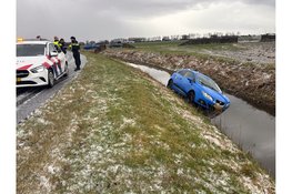 Door gladheid, auto met twee inzittenden te water geraakt bij verkeersongeval op de Slimweg in Hoogkarspel