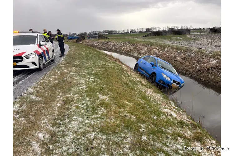 Door gladheid, auto met twee inzittenden te water geraakt bij verkeersongeval op de Slimweg in Hoogkarspel