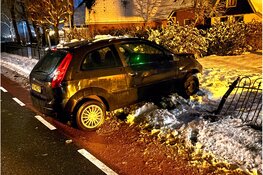 Automobilist komt in tuin tot stilstand door gladheid in Schellinkhout