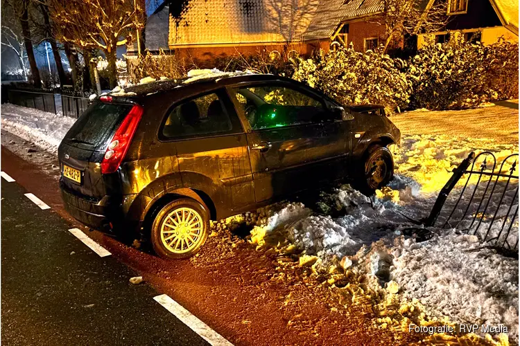 Automobilist komt in tuin tot stilstand door gladheid in Schellinkhout