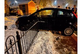 Automobilist komt in tuin tot stilstand door gladheid in Schellinkhout