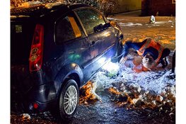 Automobilist komt in tuin tot stilstand door gladheid in Schellinkhout