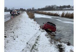 Automobilist door gladheid te water geraakt langs Oosterwijzend in Hoogkarspel