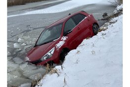 Automobilist door gladheid te water geraakt langs Oosterwijzend in Hoogkarspel