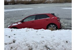 Automobilist door gladheid te water geraakt langs Oosterwijzend in Hoogkarspel
