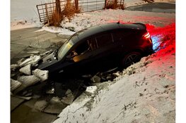 Automobilist te water geraakt op de N506 in Hem