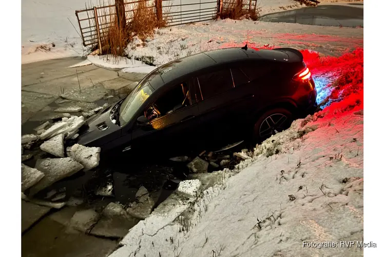 Automobilist te water geraakt op de N506 in Hem