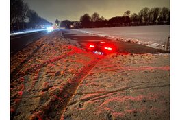 Automobilist te water geraakt op de N506 in Hem