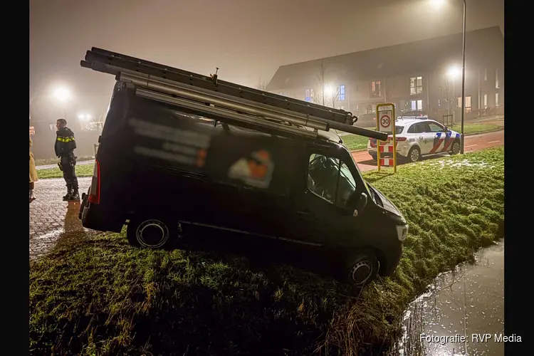 Bedrijfsbus komt net voor sloot tot stilstand in Hoogkarspel