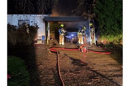 Autobrand onder carport bij woning aan de Lekerweg in Wijdenes