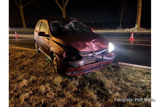Auto knalt door gladheid op lantaarnpaal in Wijdenes