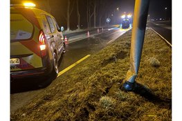 Auto knalt door gladheid op lantaarnpaal in Wijdenes