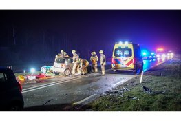 Zwaargewonde slachtoffer bevrijdt door brandweer uit auto bij frontale botsing door gladheid op N505 bij Hoogkarspel