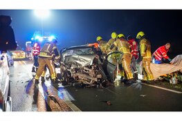 Zwaargewonde slachtoffer bevrijdt door brandweer uit auto bij frontale botsing door gladheid op N505 bij Hoogkarspel