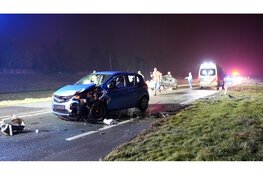Zwaargewonde slachtoffer bevrijdt door brandweer uit auto bij frontale botsing door gladheid op N505 bij Hoogkarspel