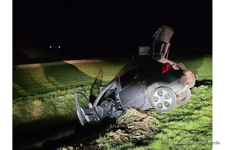 Auto schiet te water vanaf parkeerplaats