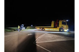 Auto schiet te water vanaf parkeerplaats