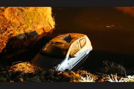 Auto belandt in het water in Venhuizen