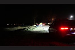 Auto belandt in het water in Venhuizen