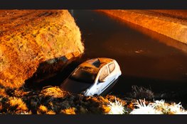 Auto belandt in het water in Venhuizen