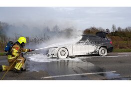 Auto vliegt in brand tijdens rijden