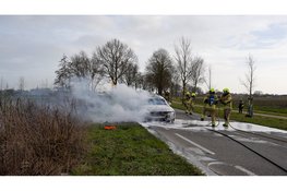 Auto vliegt in brand tijdens rijden