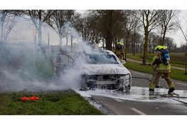 Auto vliegt in brand tijdens rijden