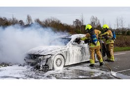 Auto vliegt in brand tijdens rijden