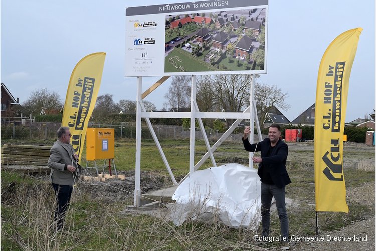 Onthulling bouwbord kondigt nieuwe fase aan van De Overhaal (voormalig Hemmerbuurt 19A) in Hem