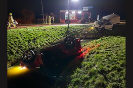 Auto ondersteboven in sloot na ernstig ongeval in Hem: Twee gewonden