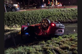 Auto ondersteboven in sloot na ernstig ongeval in Hem: Twee gewonden