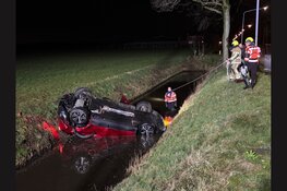 Auto ondersteboven in sloot na ernstig ongeval in Hem: Twee gewonden