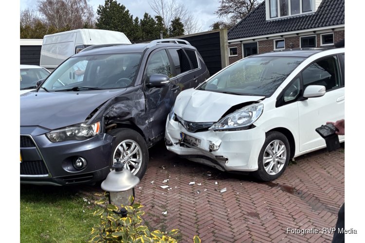 Onwel geworden automobilist belandt in tuin en ramt geparkeerde auto op erf aan de Westerkerkweg in Venhuizen