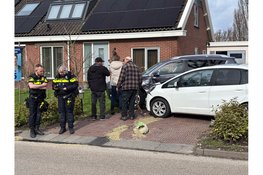 Onwel geworden automobilist belandt in tuin en ramt geparkeerde auto op erf aan de Westerkerkweg in Venhuizen