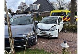 Onwel geworden automobilist belandt in tuin en ramt geparkeerde auto op erf aan de Westerkerkweg in Venhuizen
