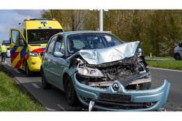 Personenauto botst achterop vrachtwagen bij rotonde op N307