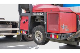 Personenauto botst achterop vrachtwagen bij rotonde op N307