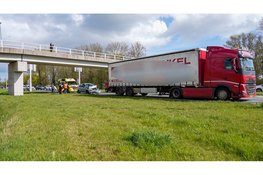 Personenauto botst achterop vrachtwagen bij rotonde op N307