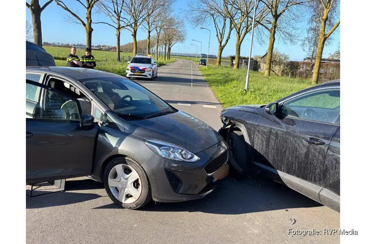 Veel schade bij botsing tussen twee auto's in Wijdenes