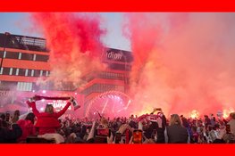 Uitzinnige menigte op de been bij huldiging van bekerwinnaar AZ