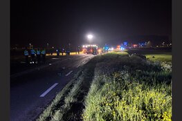 Twee auto's te water na ongeval op Drechterlandseweg