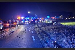 Twee auto's te water na ongeval op Drechterlandseweg