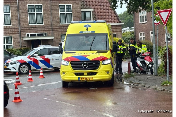 Scooterrijder gewond geraakt bij aanrijding met automobilist op de Zuiderdracht in Oosterblokker