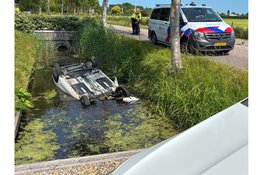Auto over de kop in de sloot bij eenzijdig ongeval Oosterblokker