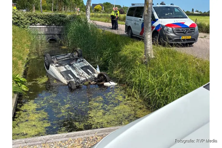 Auto over de kop in de sloot bij eenzijdig ongeval Oosterblokker